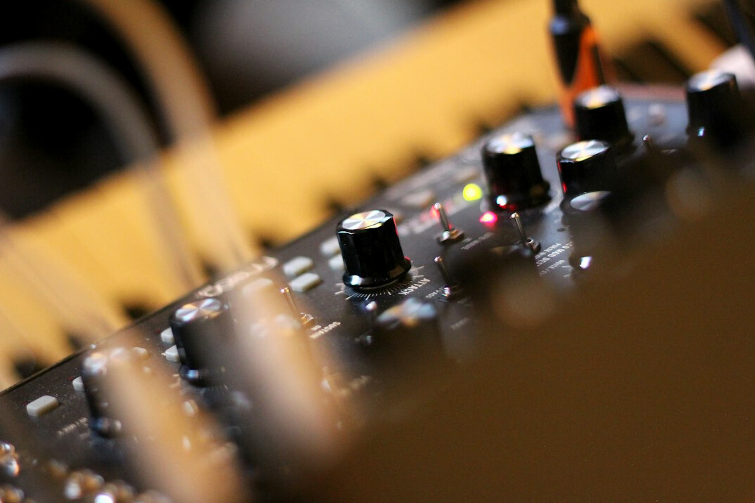Video signal routing patch bay in broadcast facility